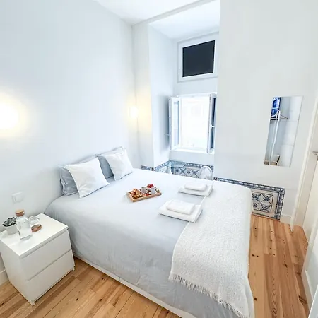 Privativo Com Banheiro Compartilhado * Lisboa